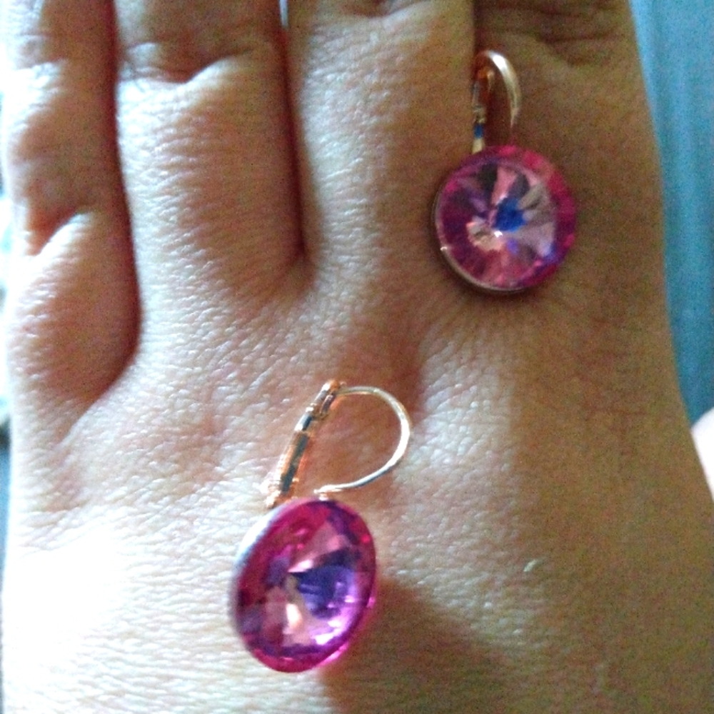NEW! Gorgeous Round Pink Crystal Earrings - Picture 4 of 6